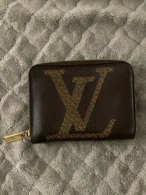 LOUIS VUITTON
Monogram Giant Zippy Coin Purse
